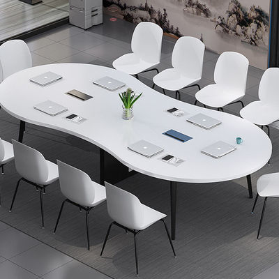 Moderno tavolo di formazione e sedia per negoziati produttivi nelle sale conferenze