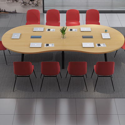 Moderno tavolo di formazione e sedia per negoziati produttivi nelle sale conferenze