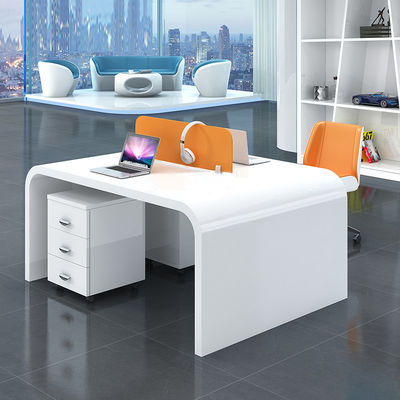 Imballaggio della posta Modern Simple White Lacquer Staff Desk per 4 persone in Office Design