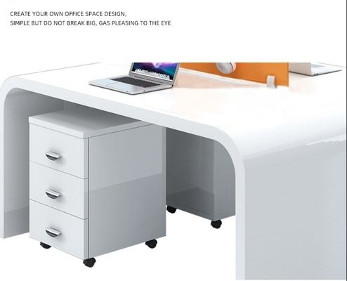 Imballaggio della posta Modern Simple White Lacquer Staff Desk per 4 persone in Office Design