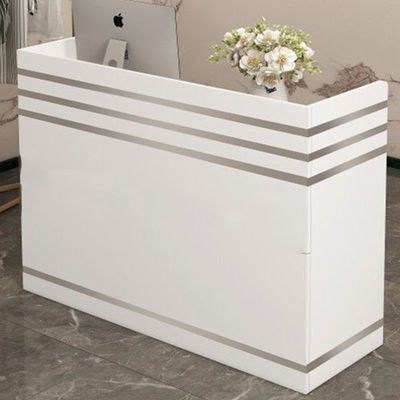 Scenari di utilizzo del centro commerciale semplice Modern Cashier Desk per la reception dell'azienda