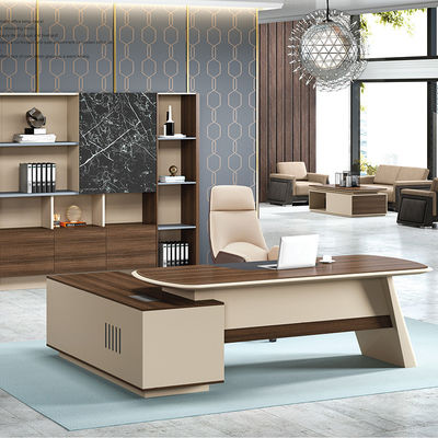 Scrivania Executive elegante e funzionale per professionisti occupati in grandi uffici