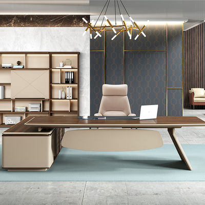 Scrivania Executive elegante e funzionale per professionisti occupati in grandi uffici
