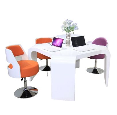 ODM Modern Triangle Office Desk and Chair Combinazione Small Showroom Tavolo conferenze