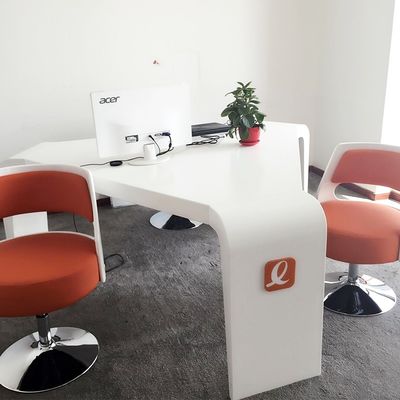 ODM Modern Triangle Office Desk and Chair Combinazione Small Showroom Tavolo conferenze