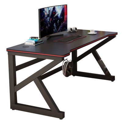 Crea lo spazio perfetto per lavorare e giocare con lo stile di design contemporaneo RGB Gaming Desk