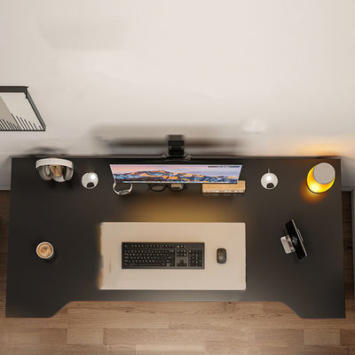 Crea lo spazio perfetto per lavorare e giocare con lo stile di design contemporaneo RGB Gaming Desk