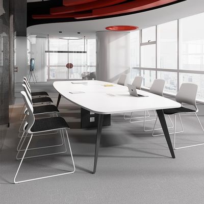 Semplice tavolo da conferenza ovale moderno e combinazione di sedie per spazi di negoziazione bianchi