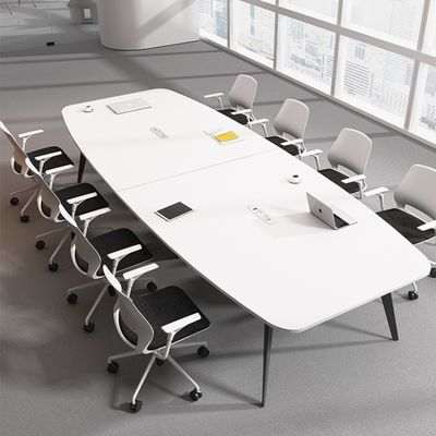 Semplice tavolo da conferenza ovale moderno e combinazione di sedie per spazi di negoziazione bianchi