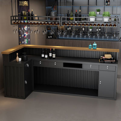 Recepzione dell' hotel Conti di cassa in ferro vintage fatti in stile industriale americano