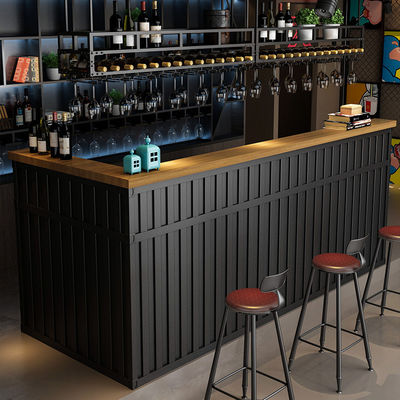 Recepzione dell' hotel Conti di cassa in ferro vintage fatti in stile industriale americano