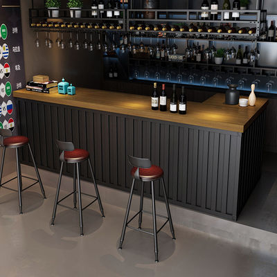 Recepzione dell' hotel Conti di cassa in ferro vintage fatti in stile industriale americano