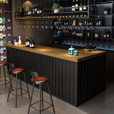 Recepzione dell' hotel Conti di cassa in ferro vintage fatti in stile industriale americano