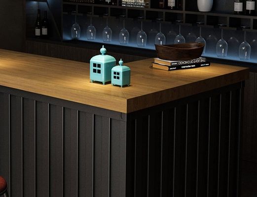 Recepzione dell' hotel Conti di cassa in ferro vintage fatti in stile industriale americano