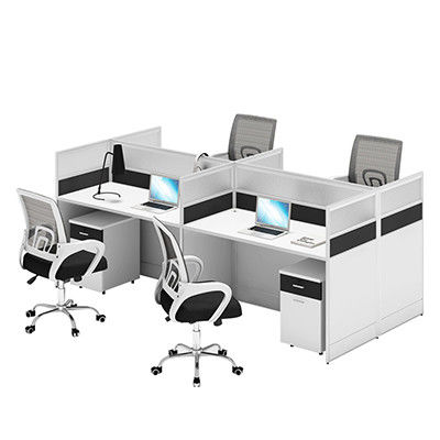 Modernità nei mobili da ufficio Quattro scrivania e sedia combinate per un luogo di lavoro semplice
