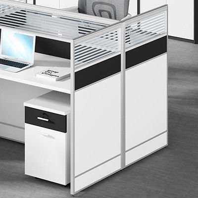Modernità nei mobili da ufficio Quattro scrivania e sedia combinate per un luogo di lavoro semplice