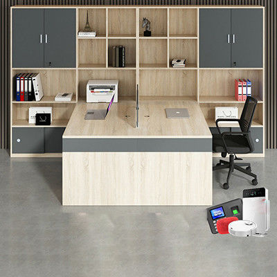 Gabinetto a doppio sedile, schermo, postazione di lavoro, computer, scrivania, stile moderno per la sala finanza