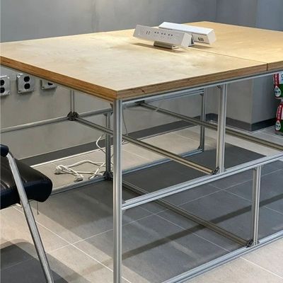 Un banco di lavoro in legno multifunzionale è la soluzione perfetta per ufficio e conferenze