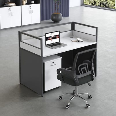 Stazione di lavoro per il personale in stile moderno con combinazione di scrivanie e sedie personalizzabili