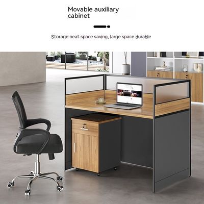 Stazione di lavoro per il personale in stile moderno con combinazione di scrivanie e sedie personalizzabili