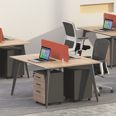 Combinazione di mobili da ufficio estensibili per quattro posizioni artificiali nel design moderno