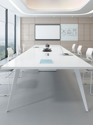 Moderno tavolo da conferenza bianco per l'addestramento e la negoziazione in ufficio nel centro commerciale
