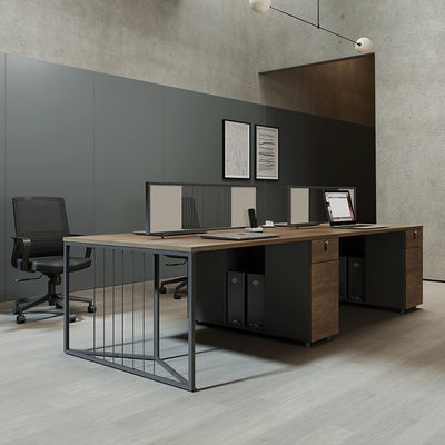 Stazione di lavoro per ufficio minimalista per quattro persone con scrivania e sedia a superficie in melamina di legno