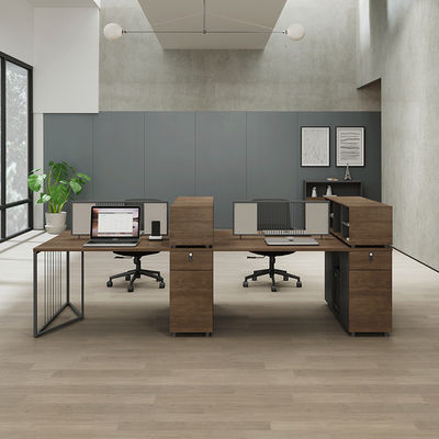 Stazione di lavoro per ufficio minimalista per quattro persone con scrivania e sedia a superficie in melamina di legno