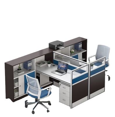 Combinazione di tavolo e sedia per scrivania con schermo in ufficio