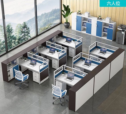 Combinazione di tavolo e sedia per scrivania con schermo in ufficio