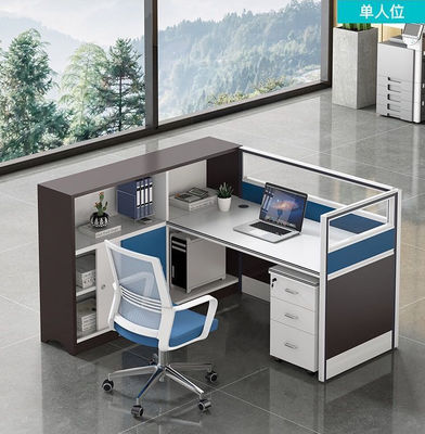 Combinazione di tavolo e sedia per scrivania con schermo in ufficio